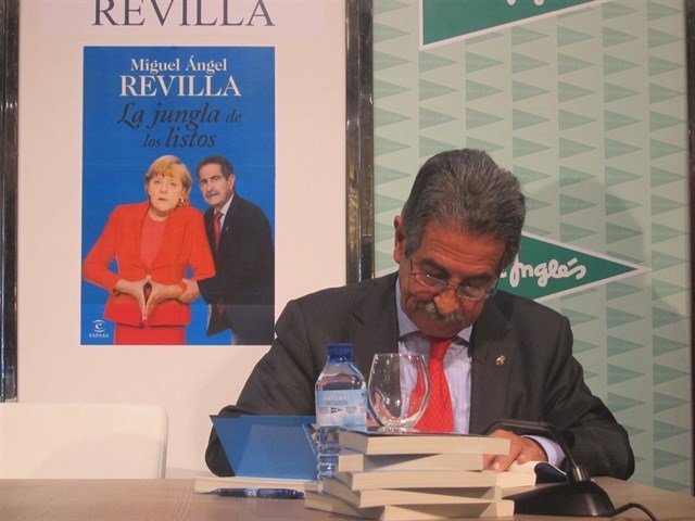El presidente de Cantabria en la presentación de uno de sus libros