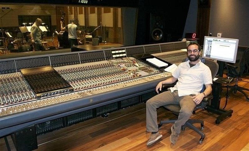 El camargués Javi Escudero en el estudio de grabación