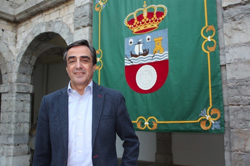 Ildefonso Calderón, en el patio del Parlamento de Cantabria