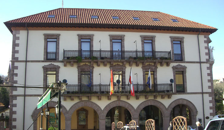 Fachada exterior del Ayuntamiento de Comillas