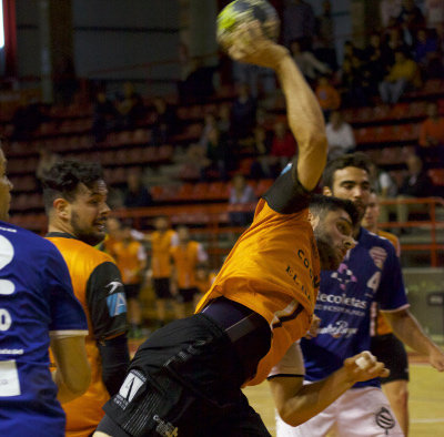 El jugador Carlos Pérez lanzando ante la oposición de rivales