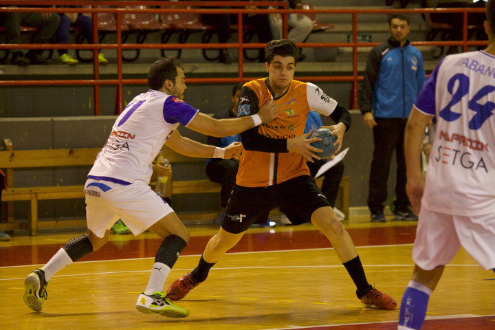 El jugador Edu Fernández atacando la defensa rival