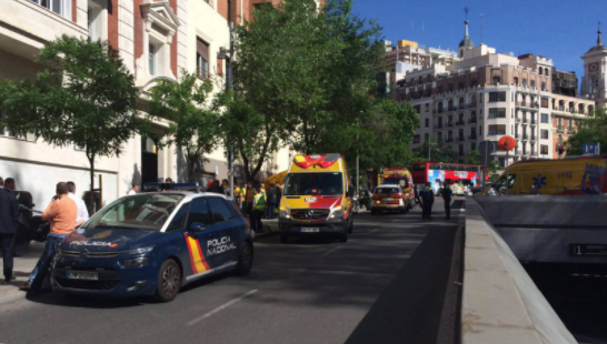 Policía y ambulancias en el edificio en el que han fallecido dos jóvenes al caer por el hueco del ascensor en Madrid. Foto: Emergencias de Madrid