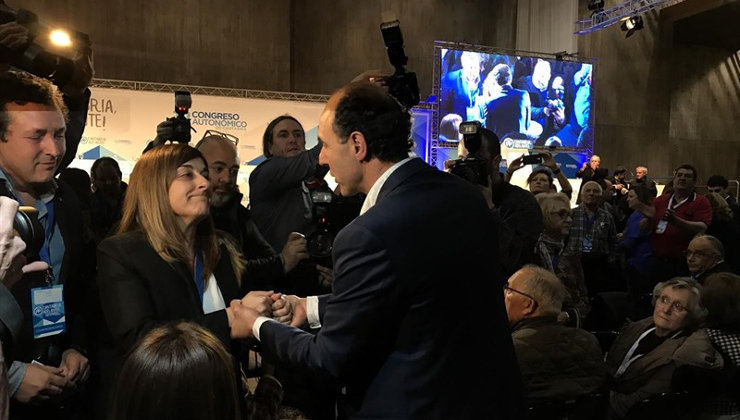 Buruaga y Diego se saludan tras el 12 Congreso del PP de Cantabria