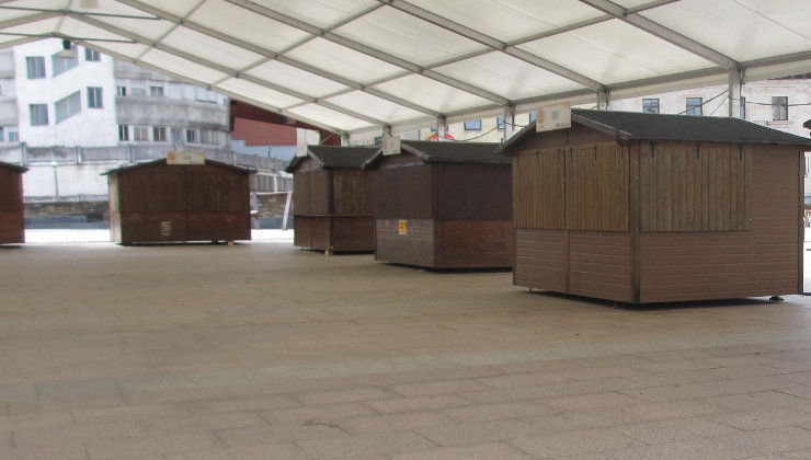 Casetas instaladas en la plaza de La Llama de Torrelavega que no abrieron en 2016