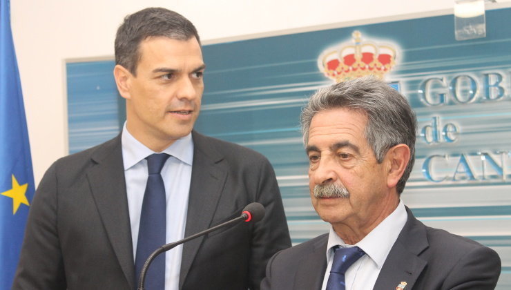 El secretario general del PSOE, Pedro Sánchez, junto al presidente de Cantabria, Miguel Ángel Revilla