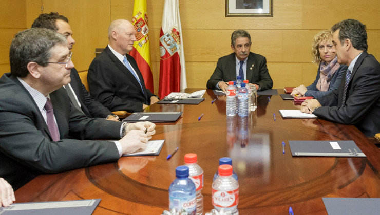 Un momento de la reunión entre representantes de Slipstrem Resources con Revilla, Díaz Tezanos y Martín