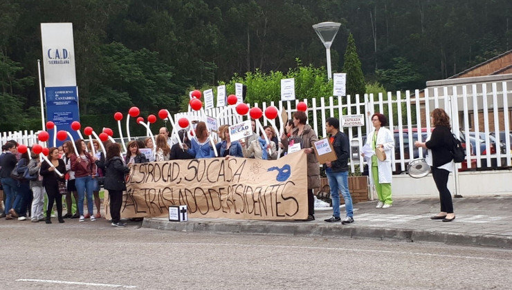 Protesta frente al CAD de Sierrallana de Torrelavega. Foto. Archivo