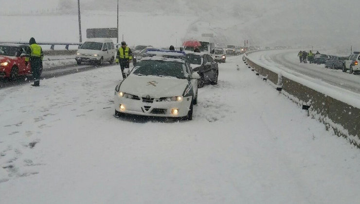 Vehículos atrapados por la nieve en Montabliz | Guardia Civil de Tráfico