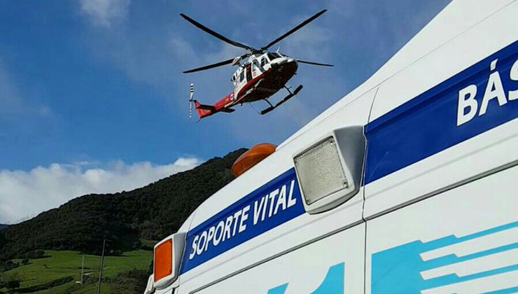 El helicóptero sobrevuela Liébana junto a la ambulancia que trasladó al herido