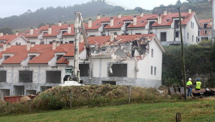 Imagen del derribo de las viviendas construidas en el Alto del Cuco