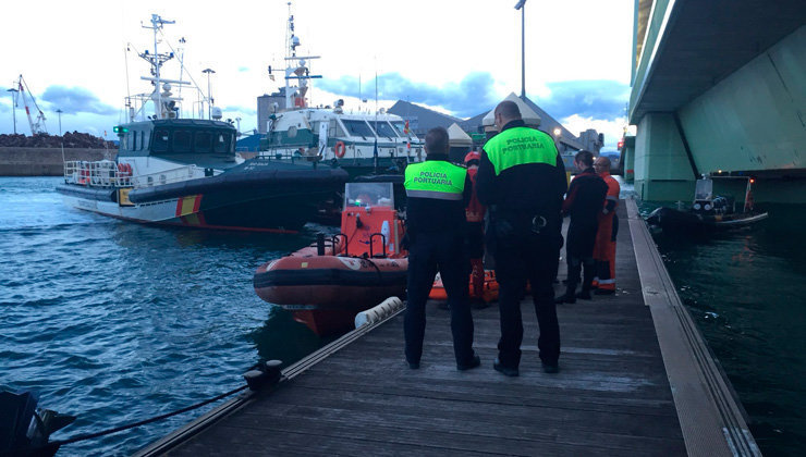 Efectivos de Salvamento Marítimo han recuperado el cadáver del piloto del barco &#39;Roma&#39;. Foto: Twitter