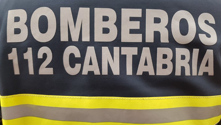 Detalle de un uniforme de los bomberos del 112 Cantabria