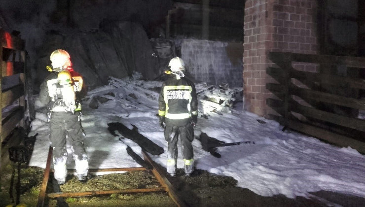 Bomberos tras sofocar el fuego en la cabaña de Cabárceno donde un incendio costó la vida a tres jirafas el pasado 6 de enero
