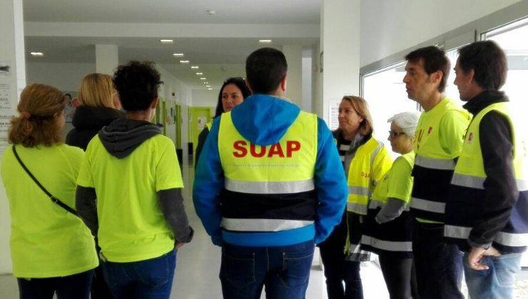 Trabajadores del SUAP y 061 durante la huelga de este domingo | Foto- Satse Cantabria