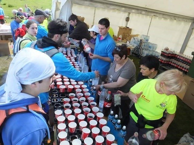 botellines de agua y piezas de fruta para los participantes en 'Los 10.000 del Soplao'