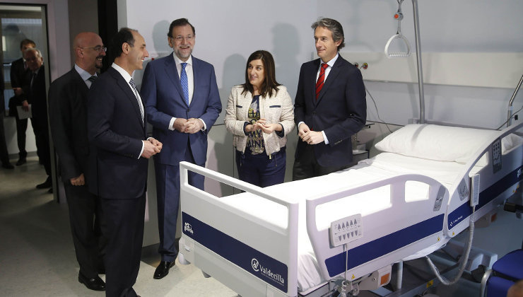 César Pascual, Ignacio Diego, Mariano Rajoy, María José Saénz de Buruaga e Íñigo de la Serna, en marzo de 2015 en el Hospital Valdecilla