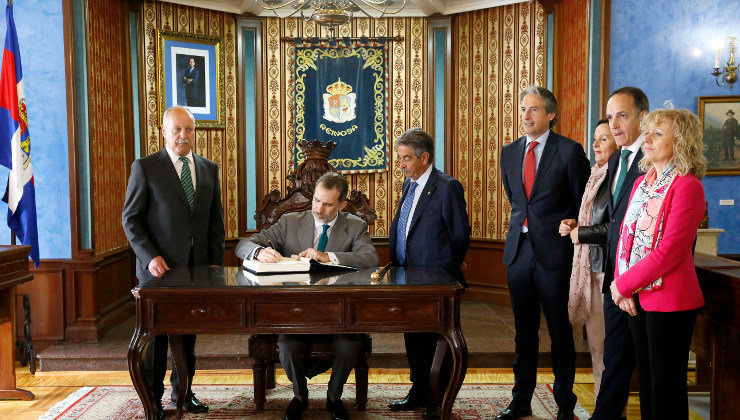 Felipe VI firma ante Barrio, Revilla, De la Serna, Gorostiaga, Ruiz y Díaz Tezanos