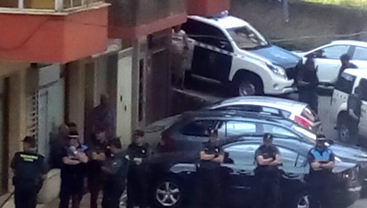 Despliegue policial de ayer martes en el domicilio de Solares | Stop Desahucios