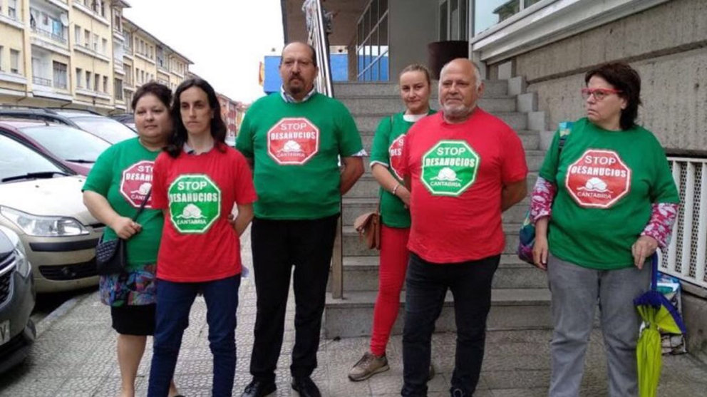 Miembros de Stop Desahucios y respresentantes de la familia desahuciada, hoy jueves en los Juzgados de Santander