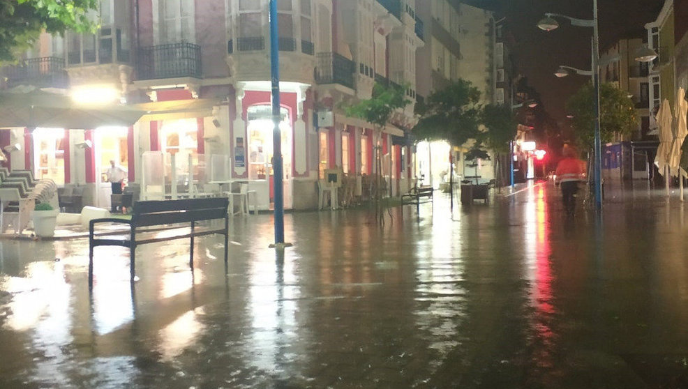 Calle inundada anoche en Santoña