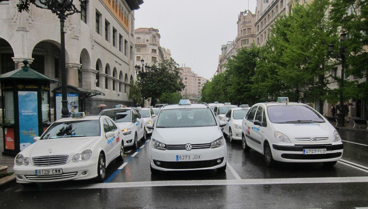Concentración de taxis en el centro de Santander