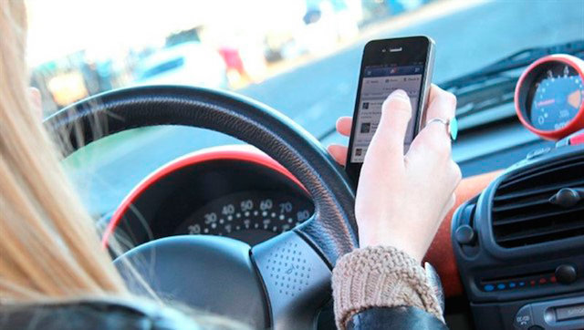 La DGT vigilará el uso del móvil al volante