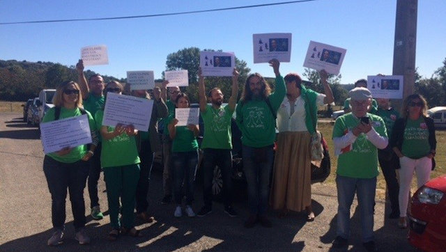 Miembros de los sindicatos docentes protestan contra Mañanes este martes en Paracuelles
