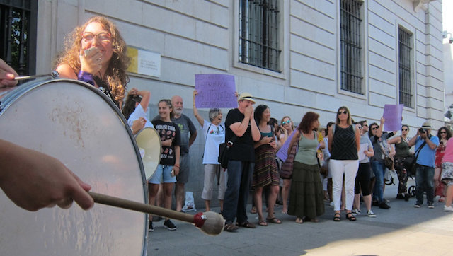 Imagen de archivo de una concentración feminista ante la Delegación del Gobierno en Cantabria