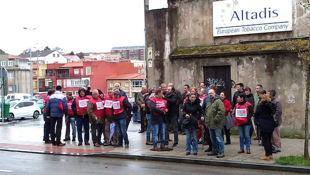 Trabajadores de Fundinorte, concentrados este lunes ante el Parlamento de Cantabria
