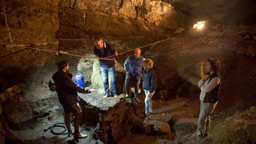 Investigadores en la cueva del Pendo