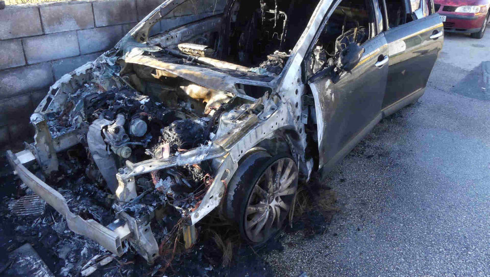 Uno de los vehículos incendiados en Torrelavega. Foto: Policía Nacional