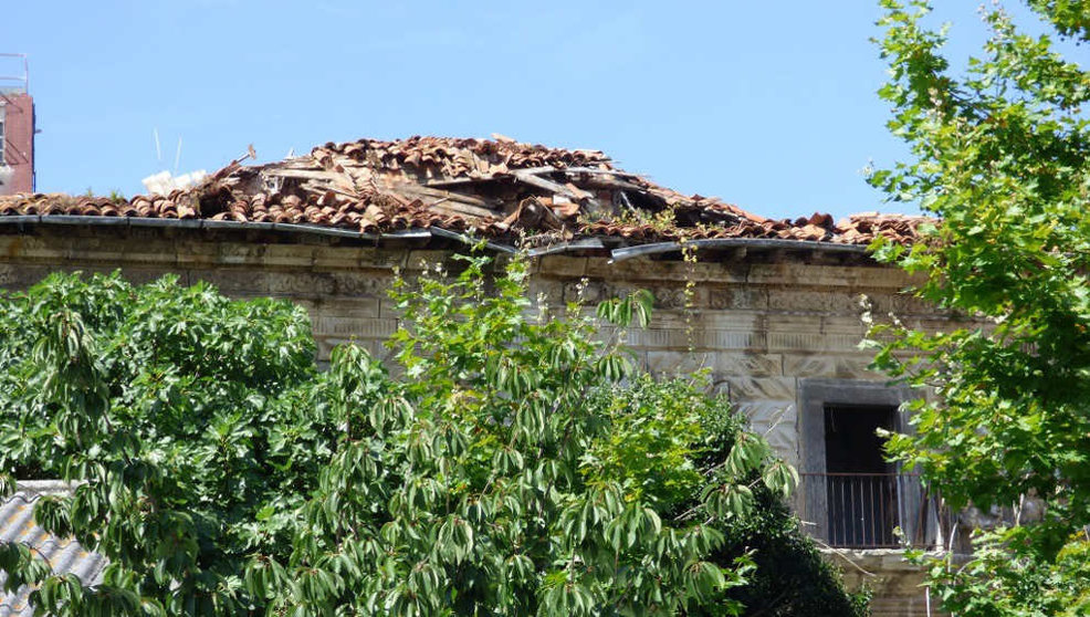 Tejado hundido del Palacio de Chiloeches de Santoña | Foto: R.A.