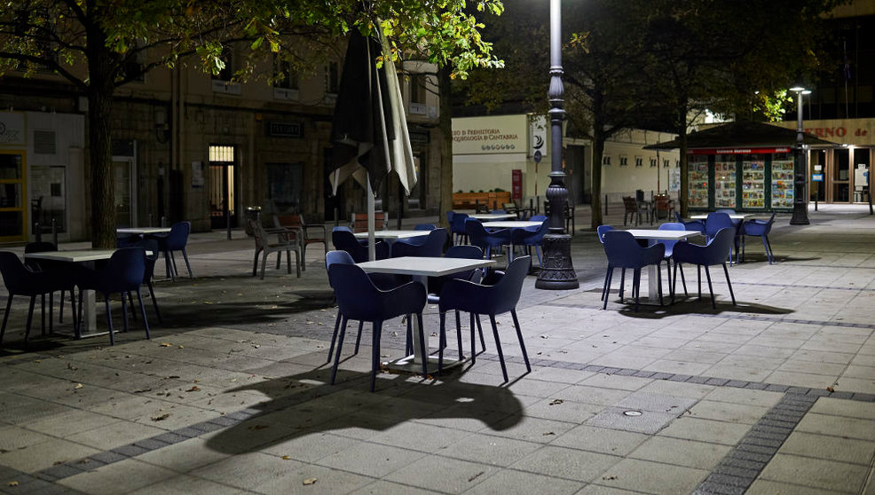 Terrazas de la calle Hernán Cortés minutos antes del toque de queda, en Santander