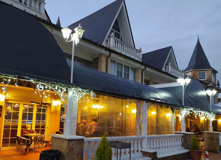 El restaurante Oxford gana el primer premio de hostelería del V 'Concurso de escaparates navideños' de Piélagos