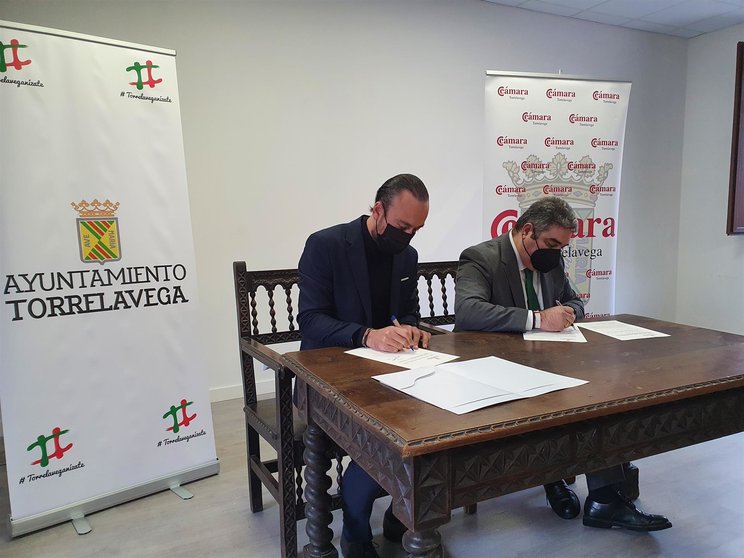 El Ayuntamiento de Torrelavega firma la compra del edificio de La Llama a la Cámara de Comercio