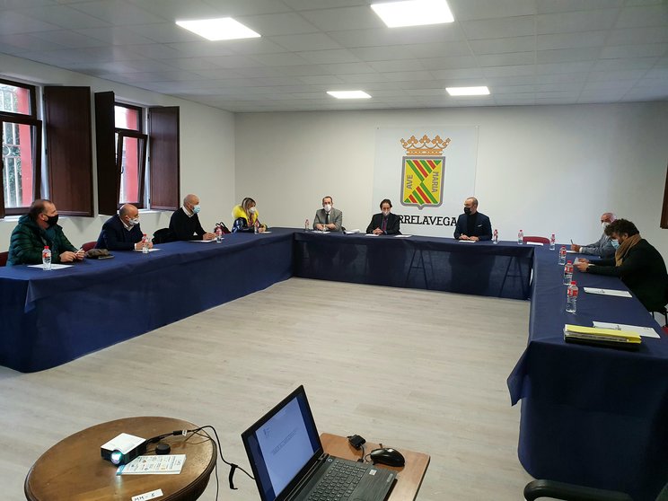 Reunión entre el consejero de Obras Públicas, José Luis Gochicoa, y los alcaldes del Besaya. Foto| Archivo