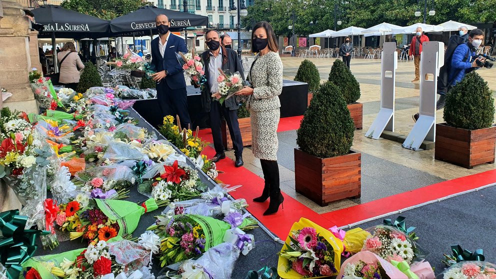 Ofrenda floral a las víctimas del Covid