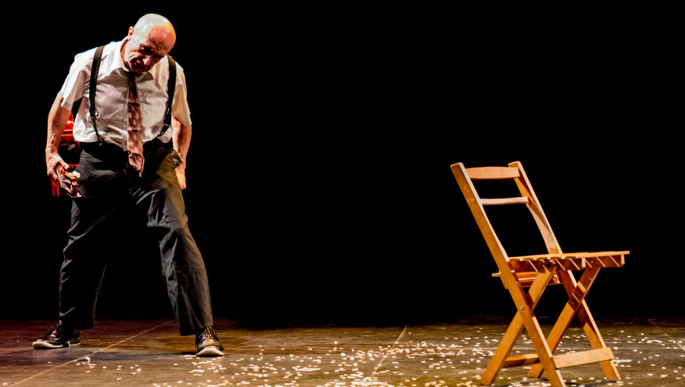 Pepe Viyuela en el escenario presentando su obra de teatro