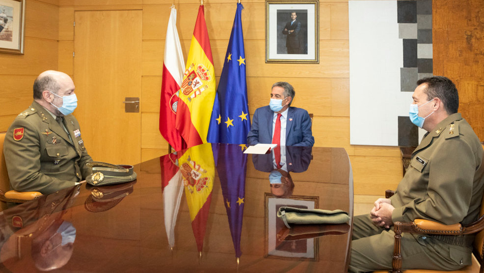 El presidente de Cantabria, Miguel Ángel Revilla, recibe al general Juan Carlos González, jefe de la División San Marcial del Ejército de Tierra
