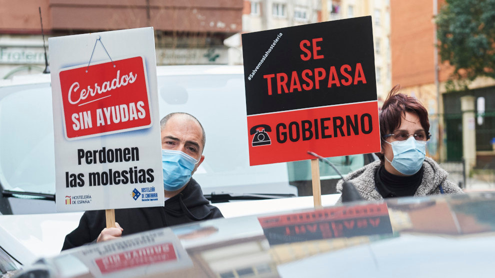 Hosteleros cántabros participan en un acto simbólico de protesta frente a la Consejería de Sanidad | Foto de archivo