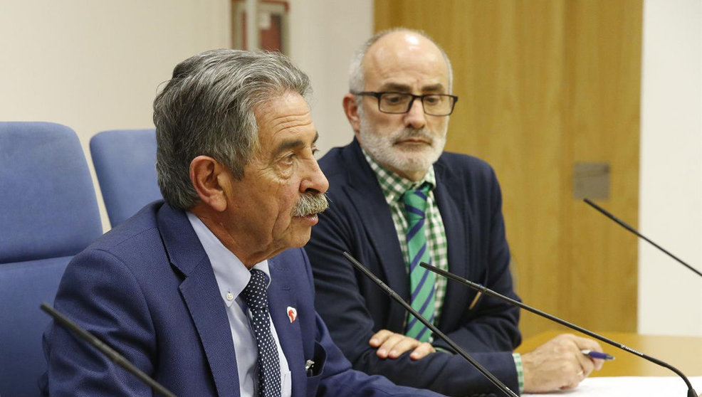 El presidente de Cantabria, Miguel Ángel Revilla, en rueda de prensa junto a Miguel Rodríguez, consejero de Sanidad