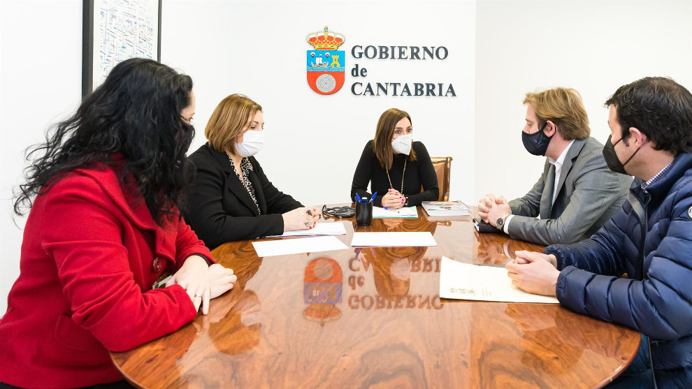 La consejera de Presidencia, Interior, Justicia y Acción Exterior, Paula Fernández Viaña, se reúne con la Federación de Municipios de Cantabria (FMC)