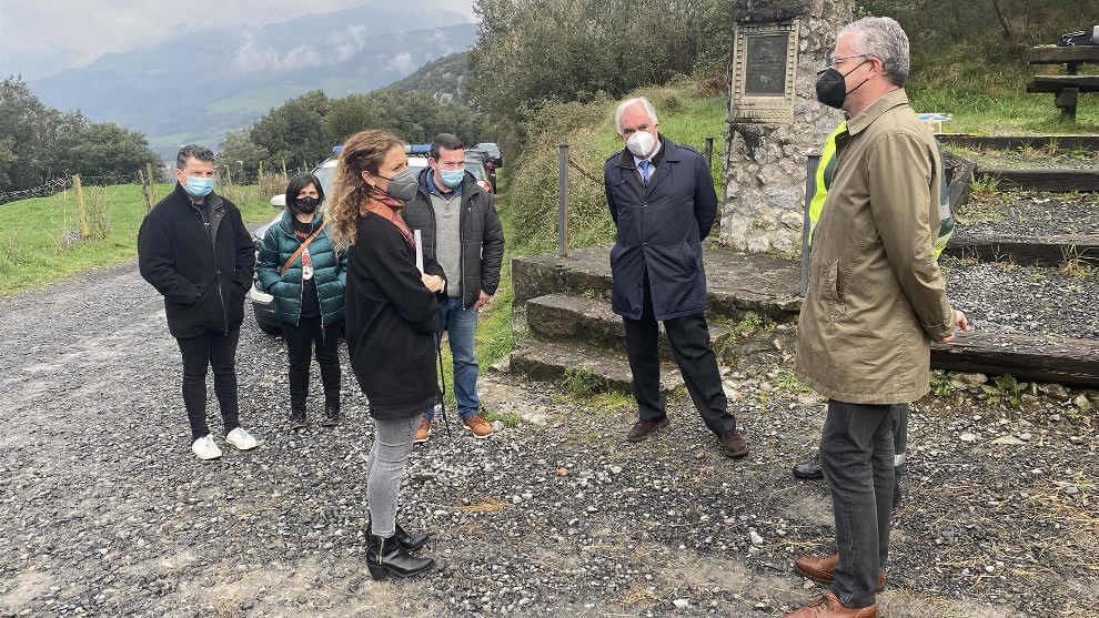 La delegada del Gobierno en Cantabria, Ainoa Quiñones, visita el tramos N-629, donde la DGT ha colocado uno de los tres carteles que advierten de riesgo a los motoristas