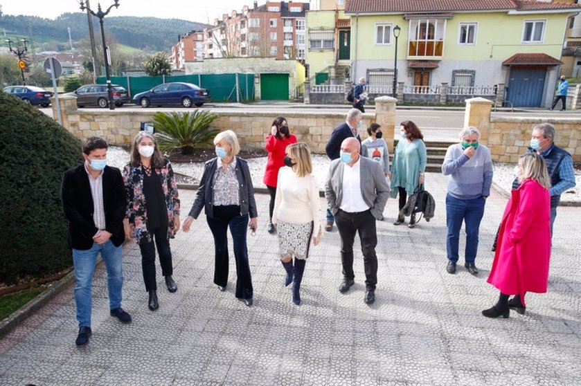 Imagen de la llegada de la consejera al Ayuntamiento de Piélagos