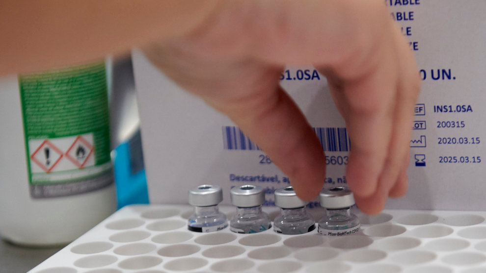 Varios frascos con la segunda dosis de la vacuna de Pfizer-BioNTech contra la Covid-19 en el Hospital Universitario Marqués de Valdecilla