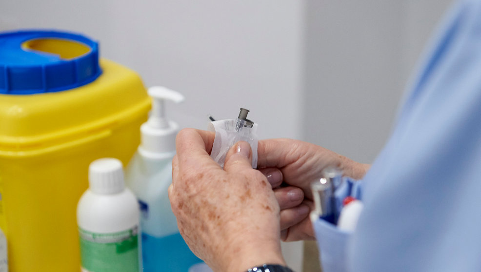 Una sanitaria sostiene el material necesario para la aplicación de la segunda dosis de la vacuna de Pfizer-BioNTech contra la Covid-19
