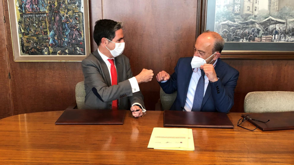 Firma del convenio entre el consejero de Industria, Javier López Marcano, y el presidente de la Cámara de Torrelavega, Carlos Augusto Carrasco