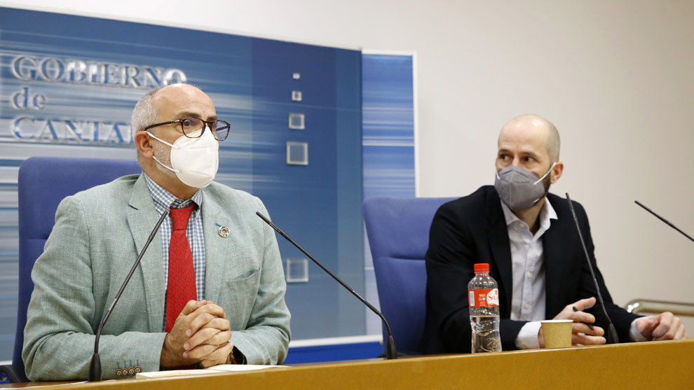 El exconsejero de Sanidad, Miguel Rodríguez, y el director general de Salud Pública, Reinhard Wallmann, informan sobre la evolución epidemiológica en Cantabria