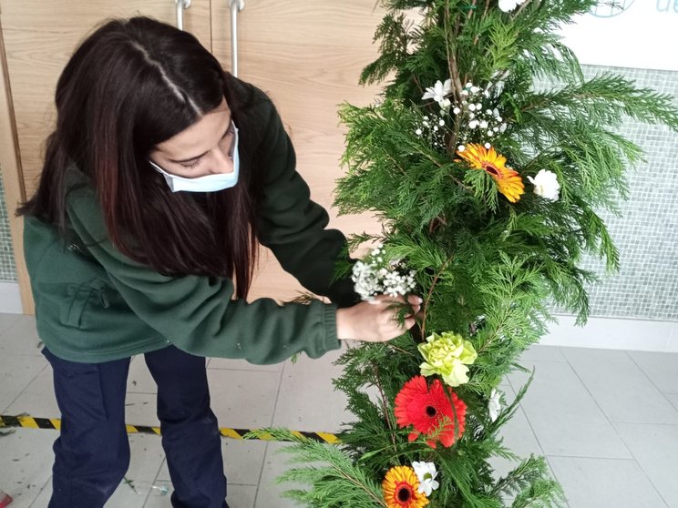 Alumnos de jardinería de la Escuela Taller de Piélagos decoran el teatro Vimenor